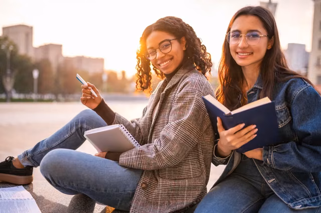Estudantes em um ambiente de convivência acadêmica